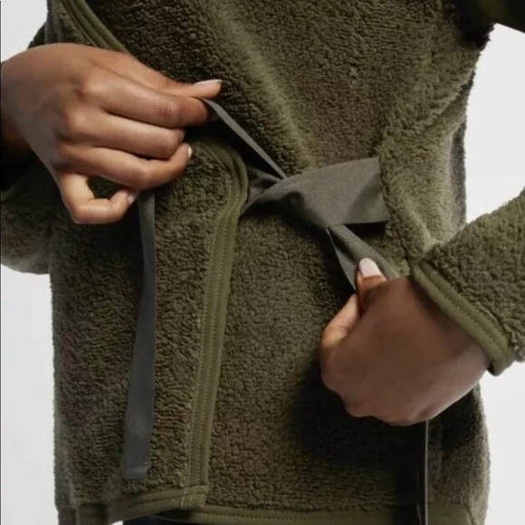 NWT Nike Long Sleeve training wrap top - Picture 4 of 8